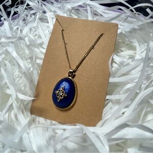 Elegant Blue and Gold Pendant Necklace